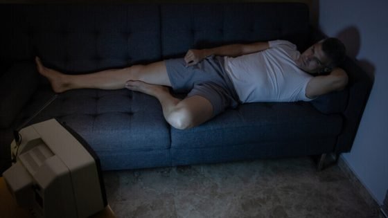 ما الذي يفعله النوم أمام التلفاز بصحتنا؟ | صحة وبيئة “صدى الخبر”