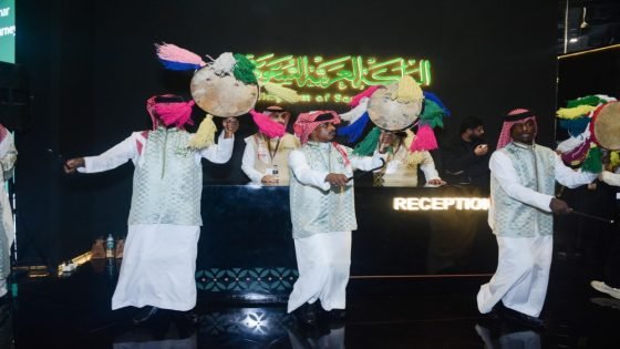 العرضة السعودية” تُبهر الجمهور الهندي في معرض نيودلهي للكتاب 2024 “صدى الخبر