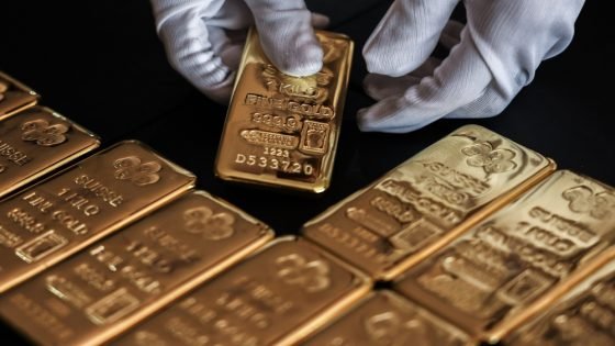 الذهب يتخطى 2300 دولار بدفعة من توقعات خفض الفائدة “صدى الخبر”