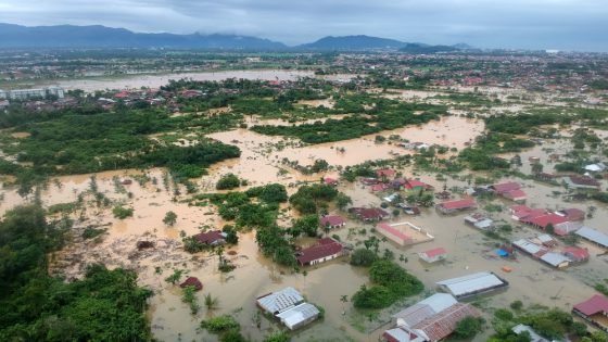 ارتفاع حصيلة ضحايا الفيضانات في إندونيسيا إلى 58 ضحية “صدى الخبر”