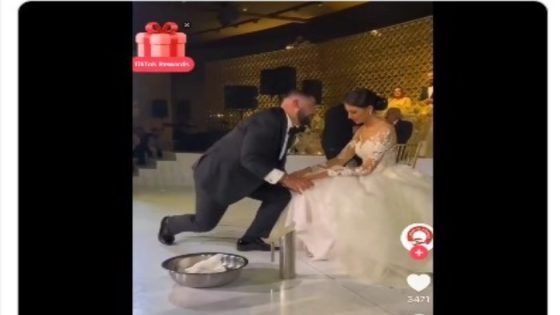 مقطع فيديو لعريس يغسل قدم زوجته، يثير غضب رواد التواصل الاجتماعي صدى الخبر