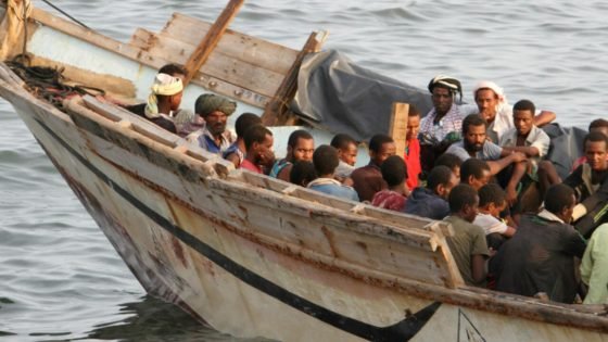 مصرع وفقدان عشرات المهاجرين جراء غرق قاربهم قبالة سواحل اليمن “صدى الخبر”