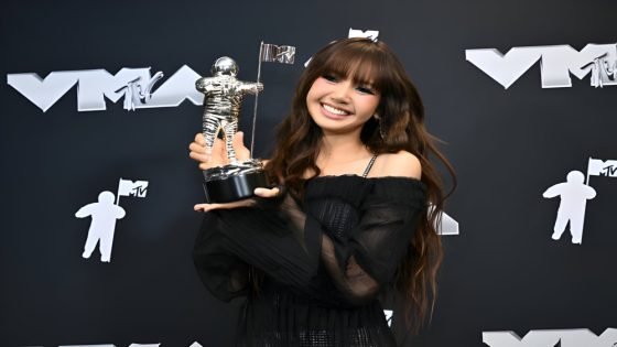 للمرة الثانية.. ليسا تصنع التاريخ وتكتسح حفل جوائز VMAs “صدى الخبر”