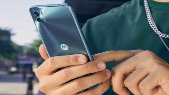 سعره “على قد الإيد”، مزايا وعيوب هاتف Moto E22s صدى الخبر