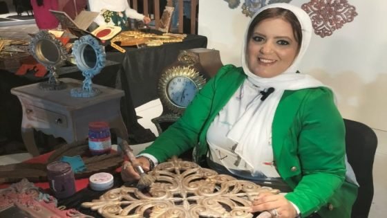 «تلوين الخشب والأويما وتنسيق الألوان»، حسناء أول سيدة من دمياط تعمل أستورجية صدى الخبر