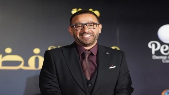 أحمد السقا يهدي والده جائزة النجم الذهبي صدى الخبر