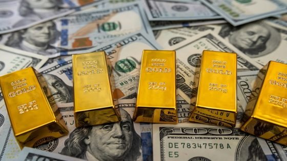 سعر الذهب يحطم مستوى قياسي جديد ويشق طريقه نحو 3100 دولار للأونصة “صدى الخبر”