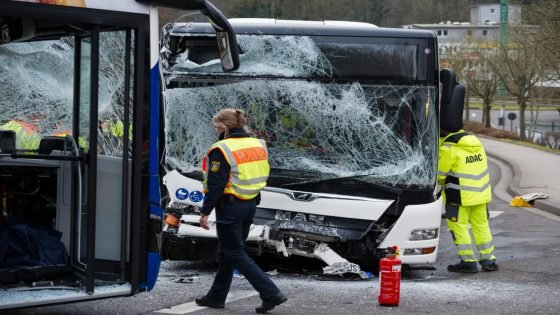 صور| إصابة 30 شخصًا بينهم أطفال في حادث تصادم حافلتين في ألمانيا “صدى الخبر”