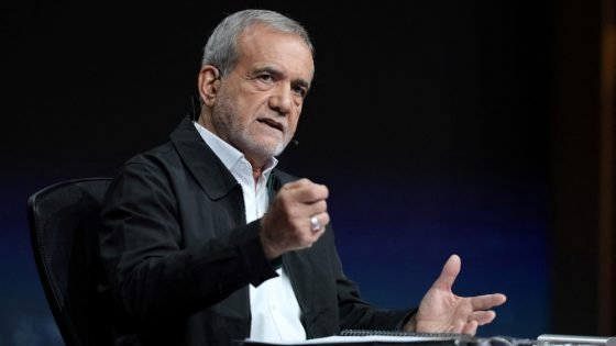 الرئيس الإيراني يقيل نائبًا له بسبب “رحلة ترفيهية” “صدى الخبر”