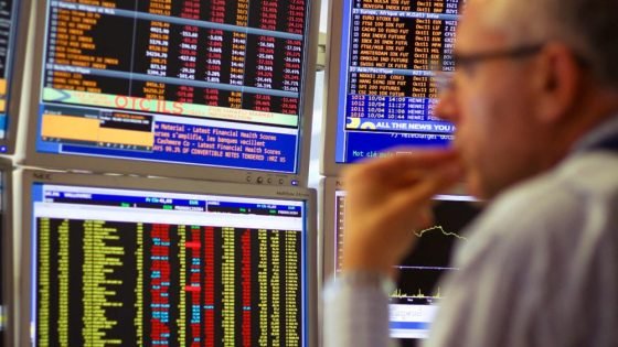 المستثمرون الأفراد يقتنصون الفرص بشراء جماعي للأسهم وسط التقلبات “صدى الخبر”