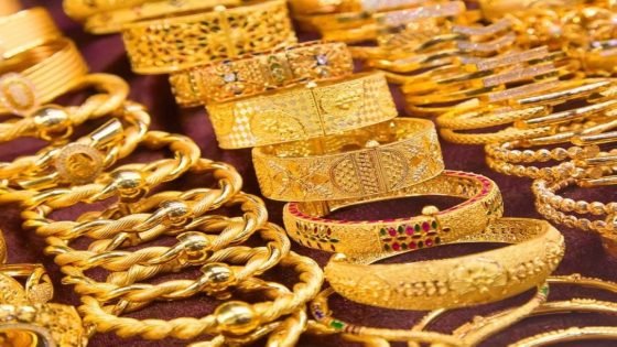 لماذا يواصل سعر الذهب تحطيم الأرقام القياسية، وهل يستمر الصعود؟ “صدى الخبر”