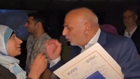 أبوس إيدك سيبيني”.. جمال سليمان يحرج إحدى معجباته بسبب صورة “صدى الخبر