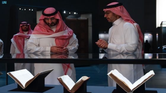 وزير الحرس الوطني يطلع على القطع الأثرية في بينالي الفنون الإسلامية “صدى الخبر”