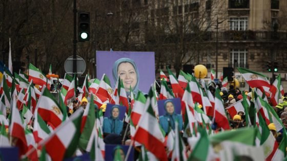 إيران: النظام تحت ضغط الضربات الإسرائيلية والمعارضة منقسمة بين جماعات متنافسة “صدى الخبر”