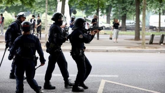 اعتقال 79 شخصا "تحركهم دوافع خبيثة" أثناء احتفالات باريس سان جرمان بالتتويج الأوروبي “صدى الخبر”