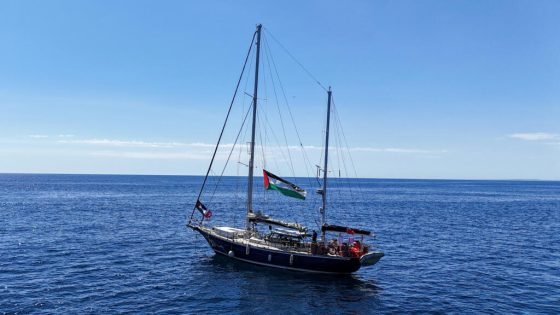 سفينة أسطول الحرية المحملة بمساعدات إلى غزة تلبي نداء استغاثة وتنقذ 4 سودانيين من الغرق “صدى الخبر”