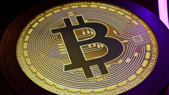 عملة بتكوين المشفرة تسجل ارتفاعا قياسيا وتتخطى حاجز 122 ألف دولار لأول مرة في التاريخ “صدى الخبر”