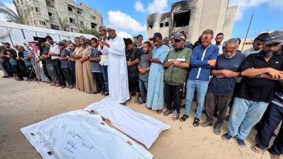 غزة: مقتل 32 فلسطينيا على الأقل وإصابة أكثر من 100 آخرين أثناء انتظار المساعدات “صدى الخبر”