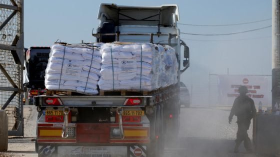 غزة: انقلاب شاحنة مساعدات يخلف 20 قتيلا ومستوطنون يهاجمون قافلة معونات قرب مخيم النصيرات “صدى الخبر”