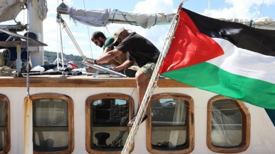 رافعين الرايات والأعلام الفلسطينية…أكثر من ألف شخص يرحبون في تونس بأسطول المساعدات المتجه إلى غزة “صدى الخبر”