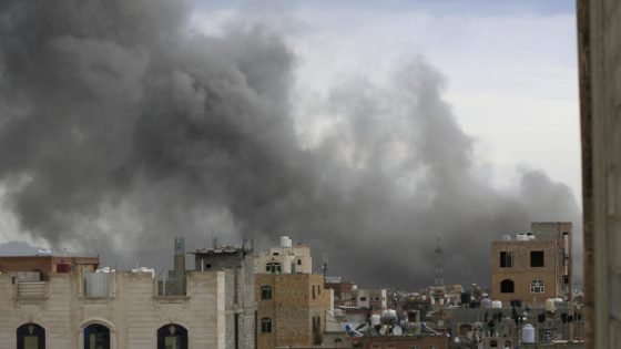 اليمن: قتلى وجرحى جراء غارة إسرائيلية على مقر إعلامي لقوات الحوثيين في صنعاء “صدى الخبر”